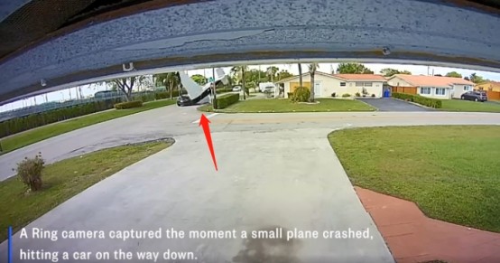 突发！美国一架小型飞机冲上街道撞到汽车，2人当场死亡！
