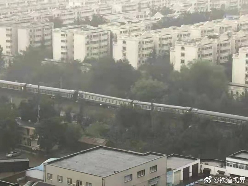 郑州暴雨致路基下沉，一开往广州的列车发生倾斜！乘客已转移
