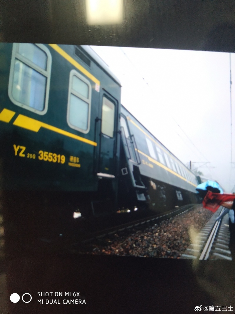 郑州暴雨致路基下沉，一开往广州的列车发生倾斜！乘客已转移