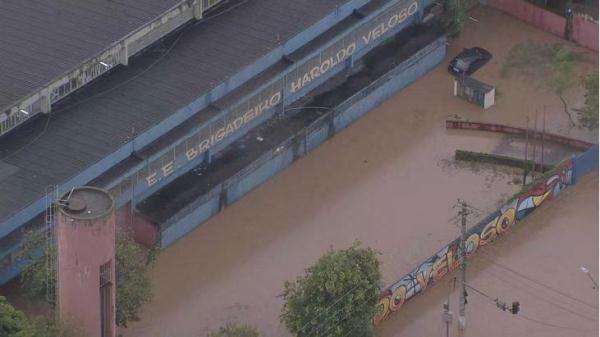 巴西持续降雨引发东南部多地水灾