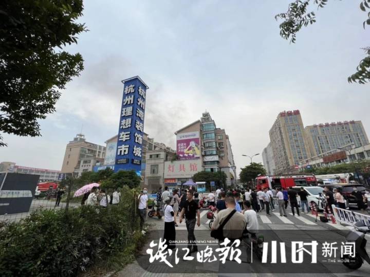 杭州临平冰雪大世界发生火灾，已救出7人其中5人烧伤