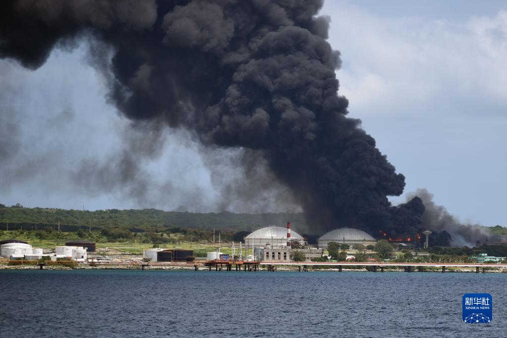 综述：古巴储油基地大火仍在持续