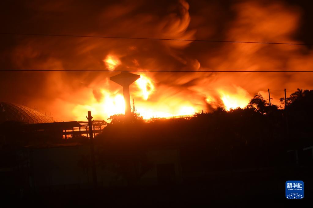综述：古巴储油基地大火仍在持续