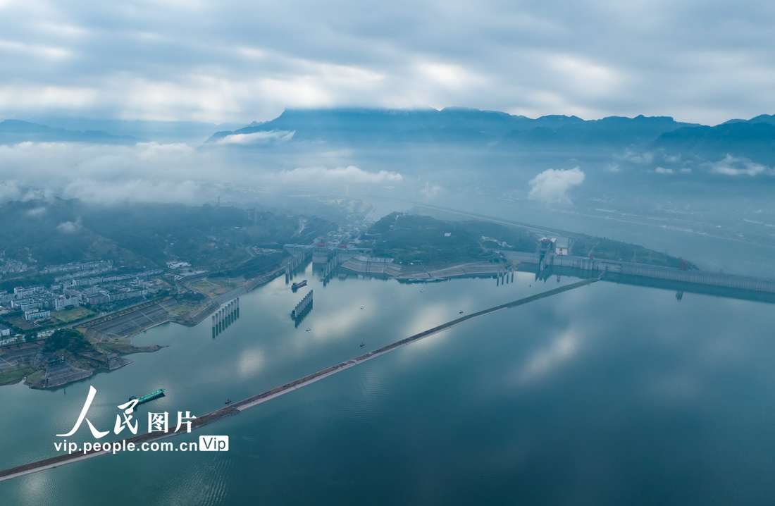 8月17日，船舶行驶在三峡大坝上游湖北省宜昌市秭归县秭归港，三峡水库水位下降后的消落带清晰可见。郑家裕摄（人民图片网）