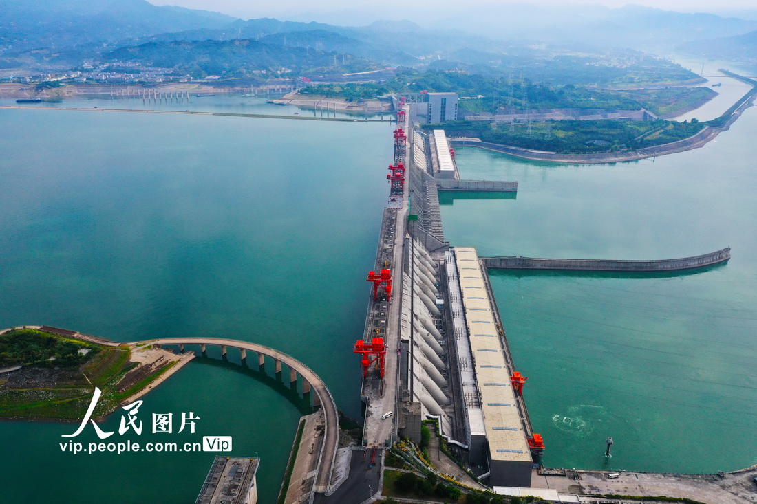 8月17日，三峡大坝加大下泄流量持续为长江中下游补水抗旱。黄善军摄（人民图片网）