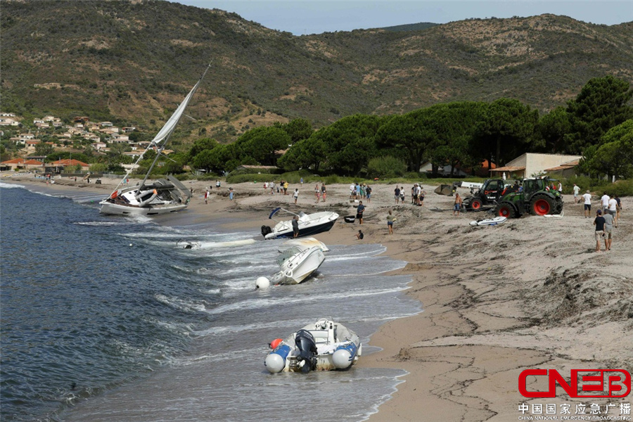 法国科西嘉岛遭暴风雨侵袭 至少6人死亡