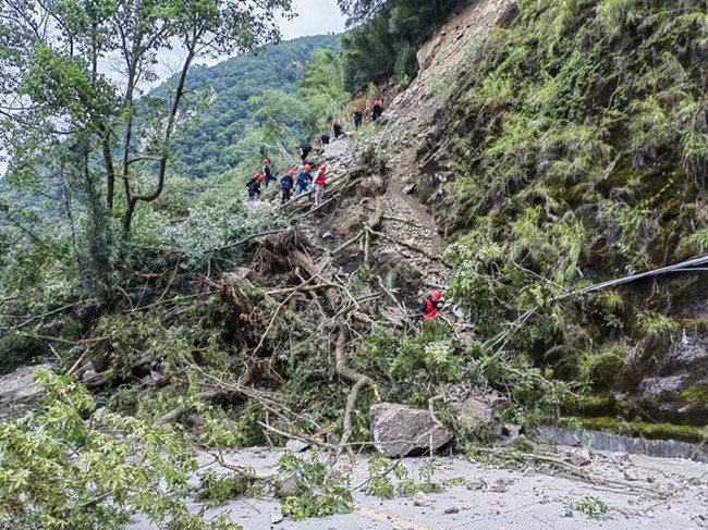 深入地震灾区进行地质灾害隐患排查的技术人员。受访者供图