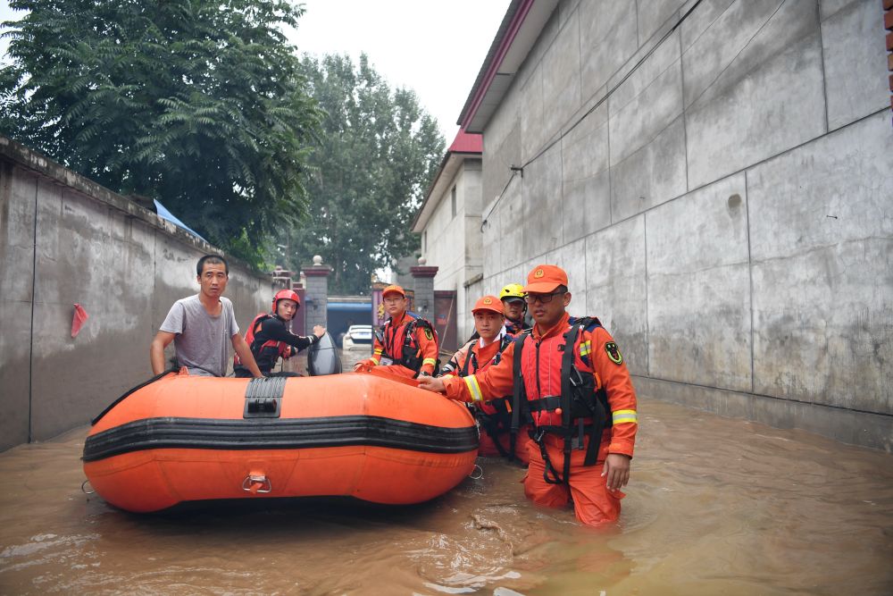 8月3日，衡水市消防救援支队救援人员在涿州市码头镇沙窝村内开展救援工作。新华社记者 牟宇 摄