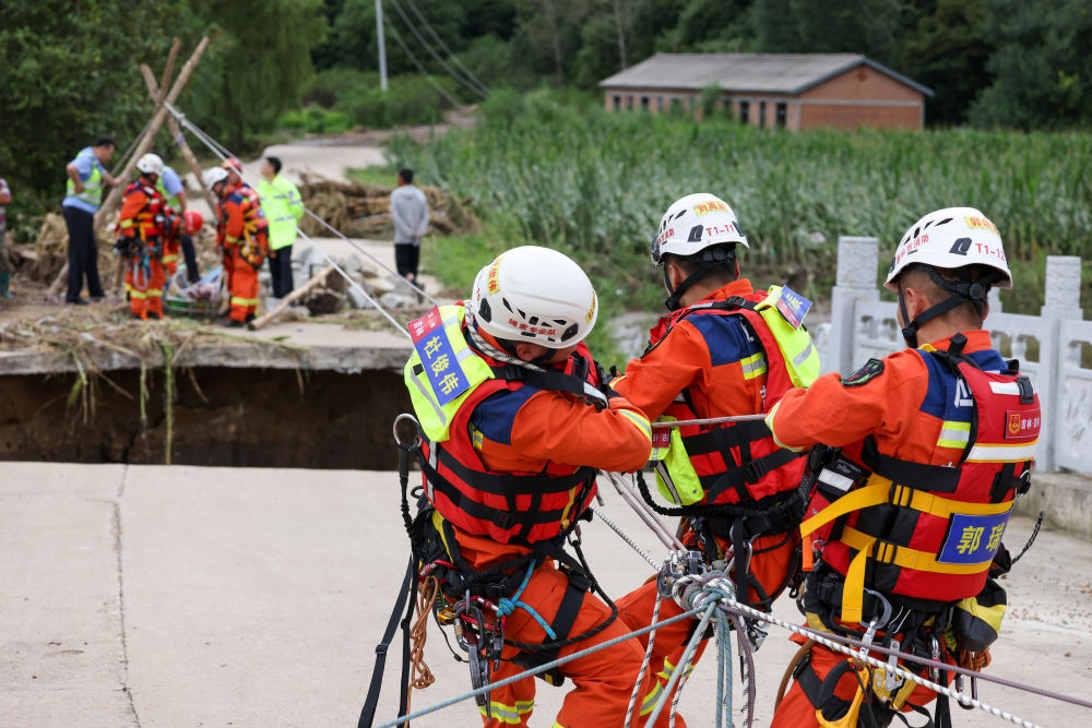 8月6日，吉林市消防救援支队队员利用绳桥解救受困村民。新华社记者 颜麟蕴 摄