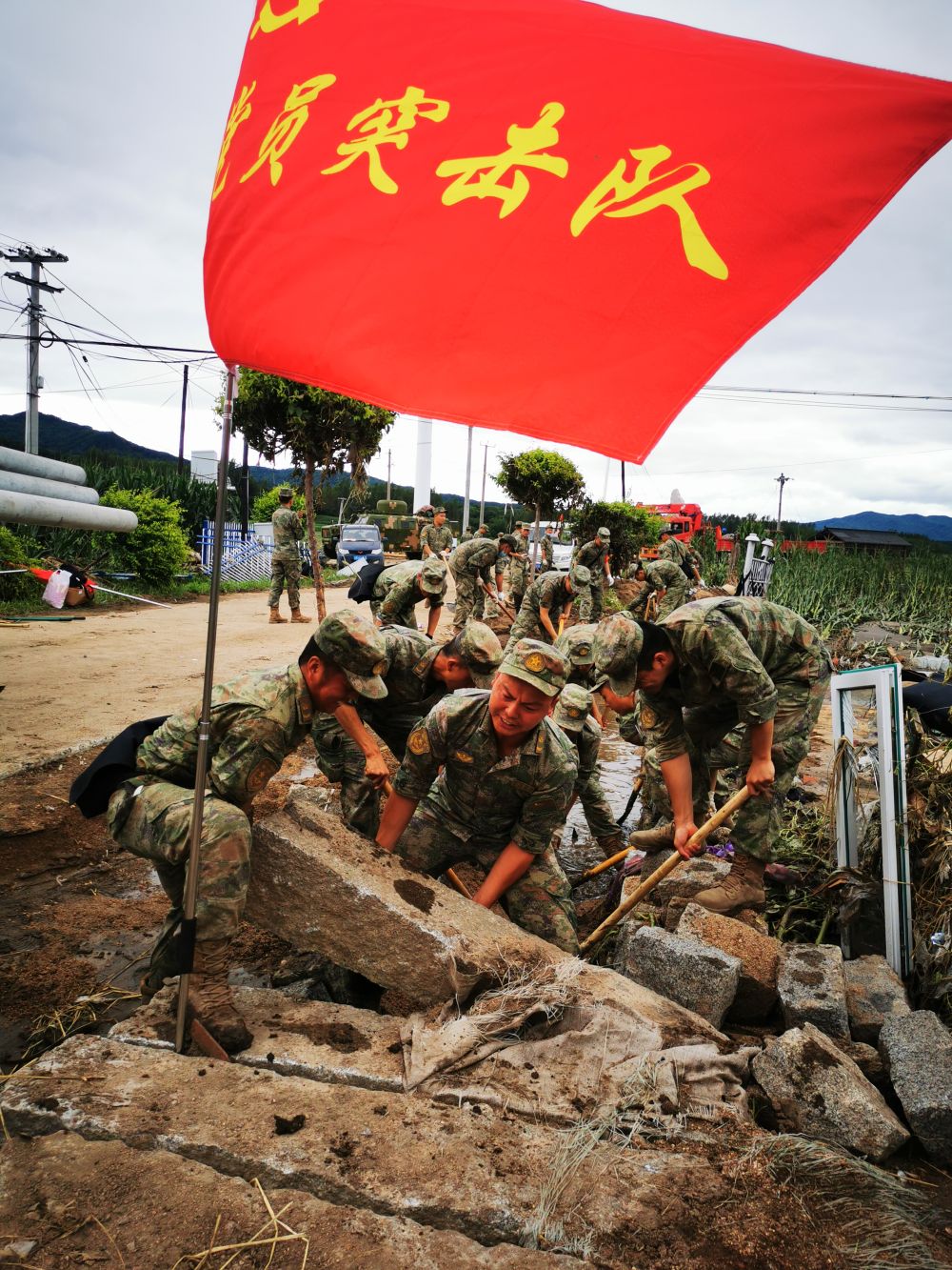 8月7日，陆军第78集团军某旅组织党员突击队在吉林舒兰市七里乡清理路障。新华社发（刘洋 摄）