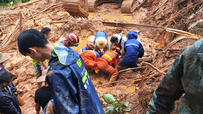 广西玉林多地发生山体滑坡 消防紧急救援！
